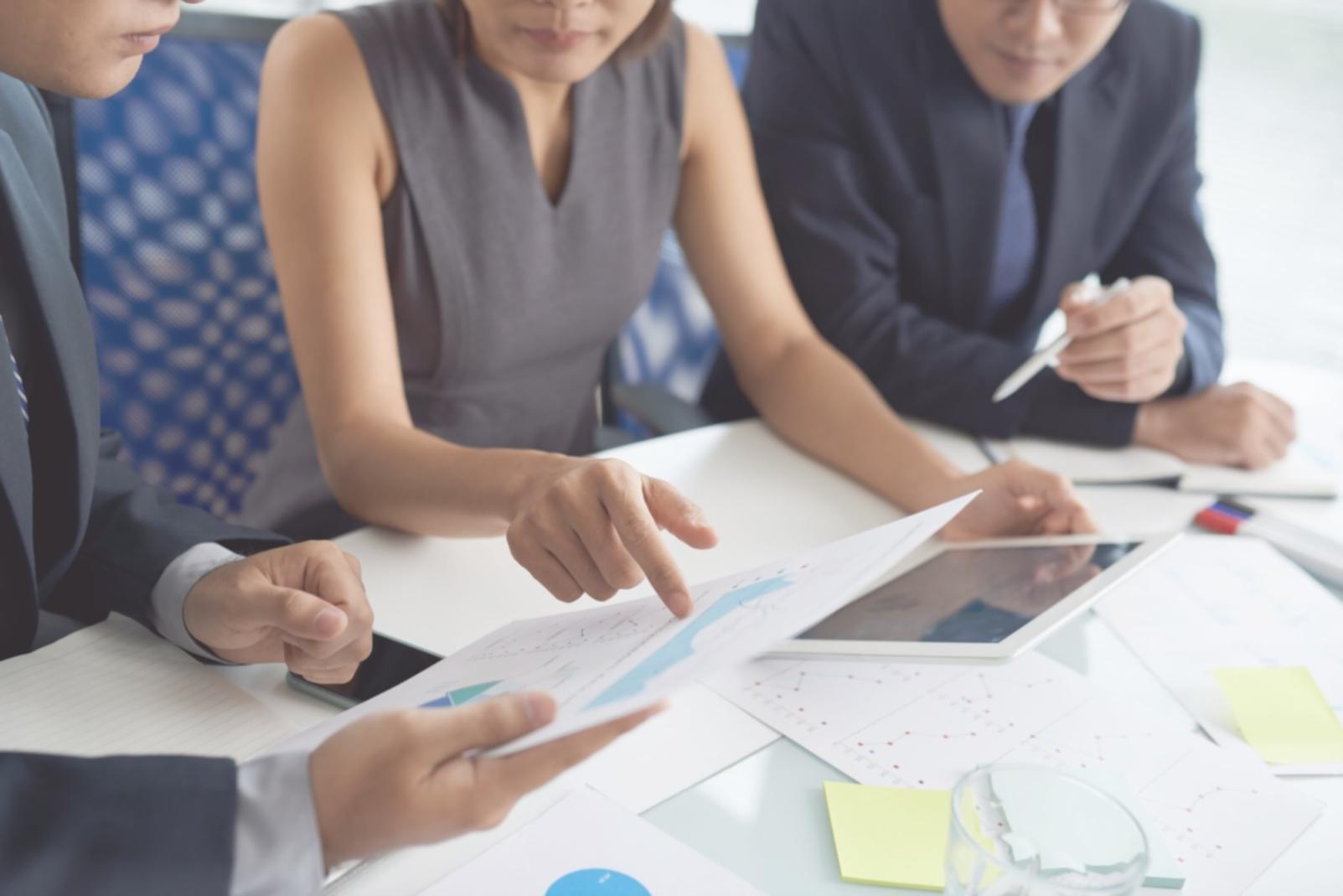 Finanzanalysten bei der Arbeit mit Geschäftsdaten